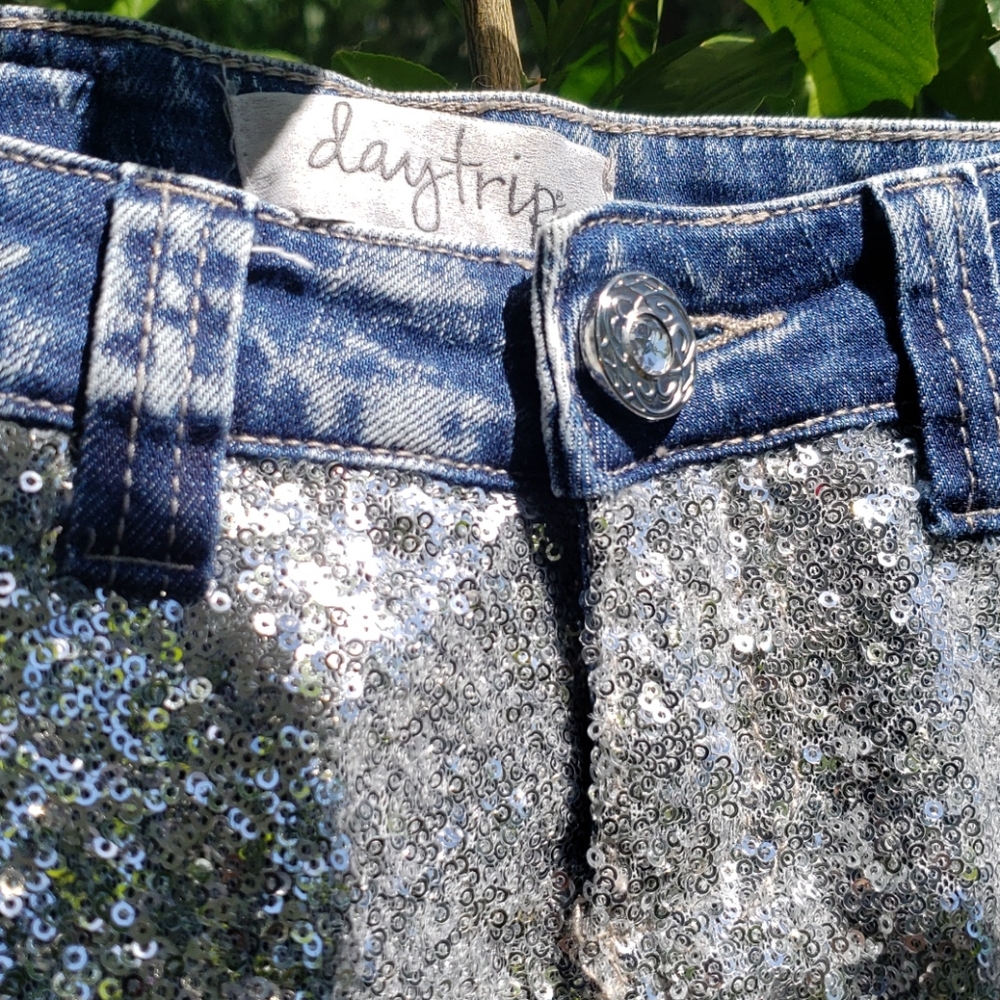 Daytrip Sequin Distressed Denim Jean Shorts 26 - Picture 2 of 9